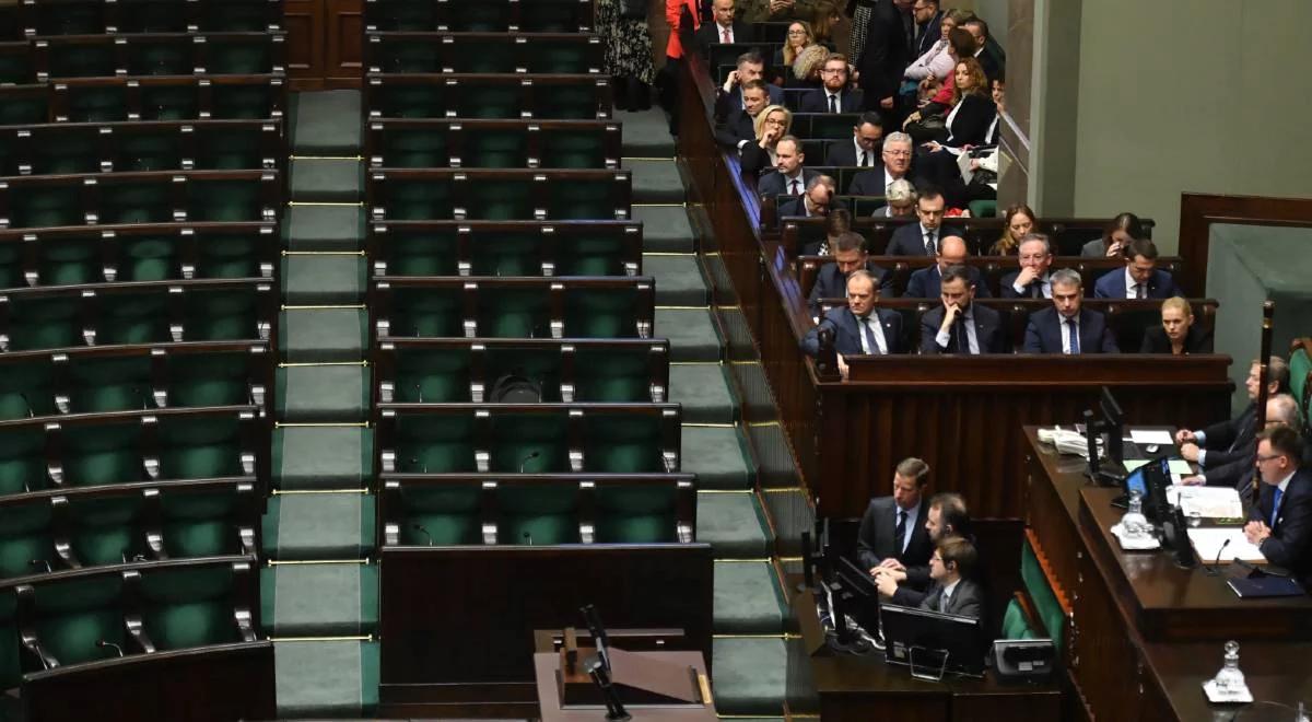 Posłowie PiS opuścili salę plenarną Sejmu. Błaszczak pytał o przejęcie mediów w "pogodnej Polsce Donalda Tuska"