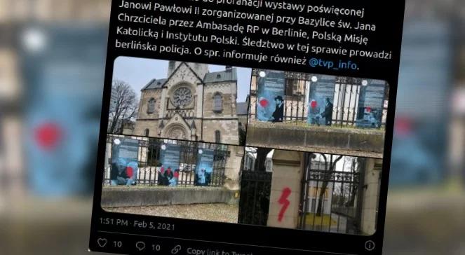 "Skrupulatnie zaplanowany atak na wystawę o Janie Pawle II". Twarz papieża zamazana farbą, obok błyskawice