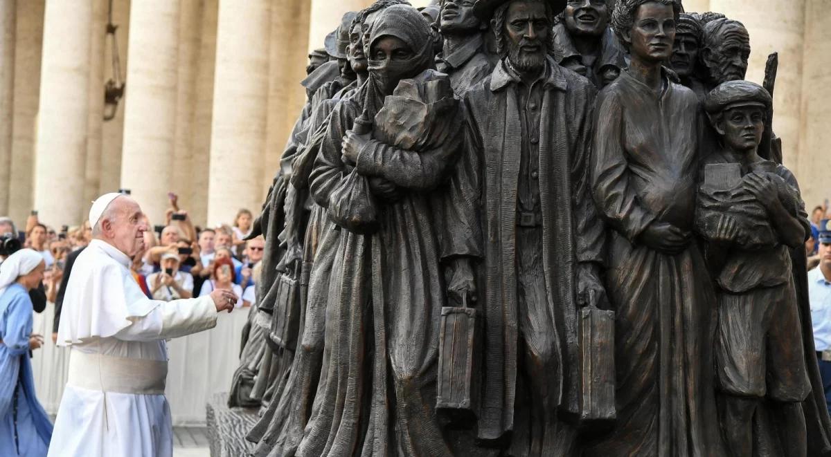 Watykan: papież odsłonił na Placu świętego Piotra rzeźbę poświęconą migrantom