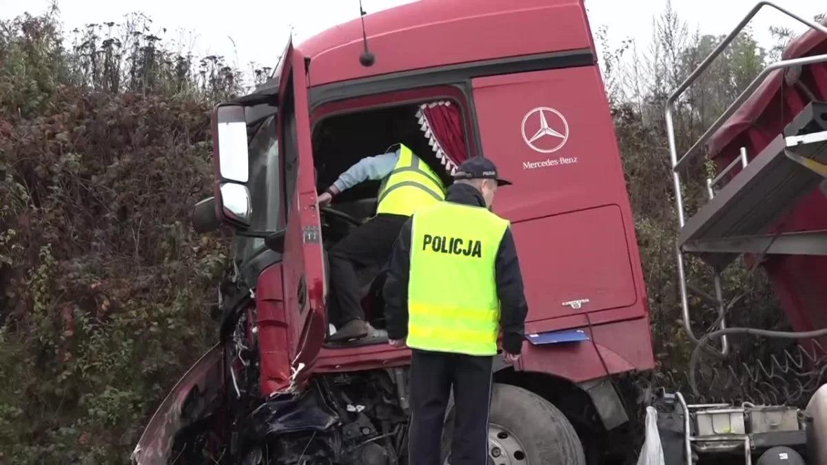 Tragiczny wypadek na Dolnym Śląsku: samochód osobowy zderzył się z tirem. Cztery osoby nie żyją