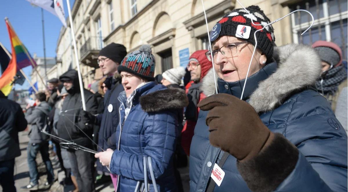 "Nie będzie biskup pluł nam w twarz, ni dzieci rodzić kazał". Protesty kobiet w kilku miastach Polski