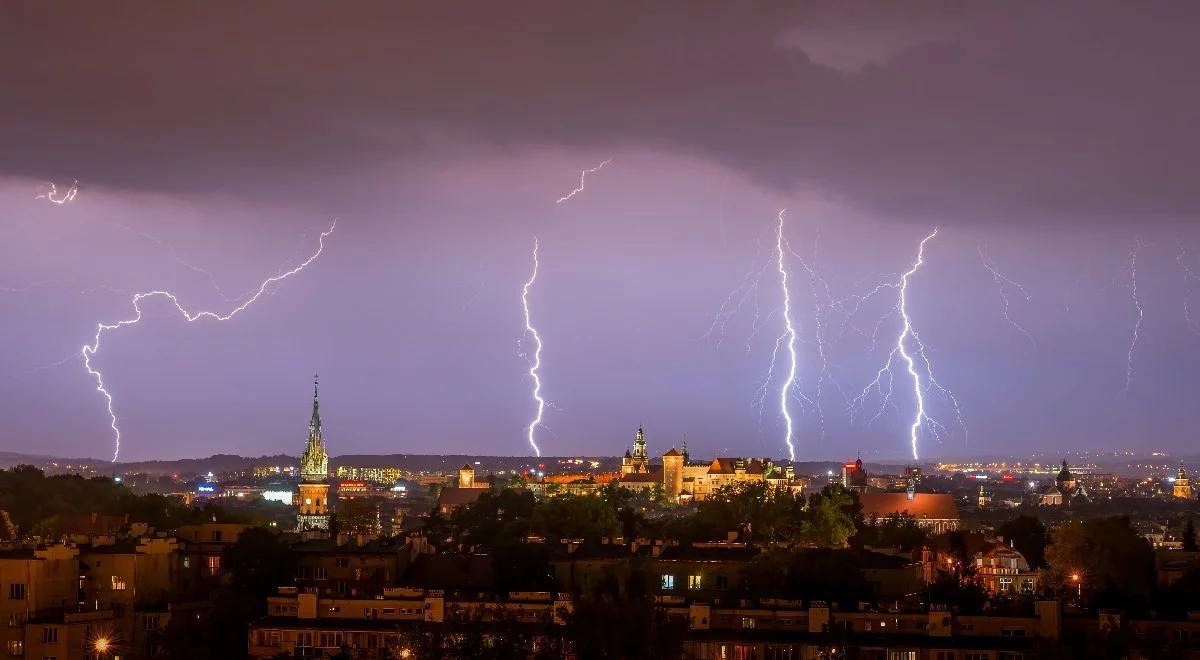 IMGW ostrzega przed burzami z gradem na wschodzie kraju. Alerty dla czterech województw