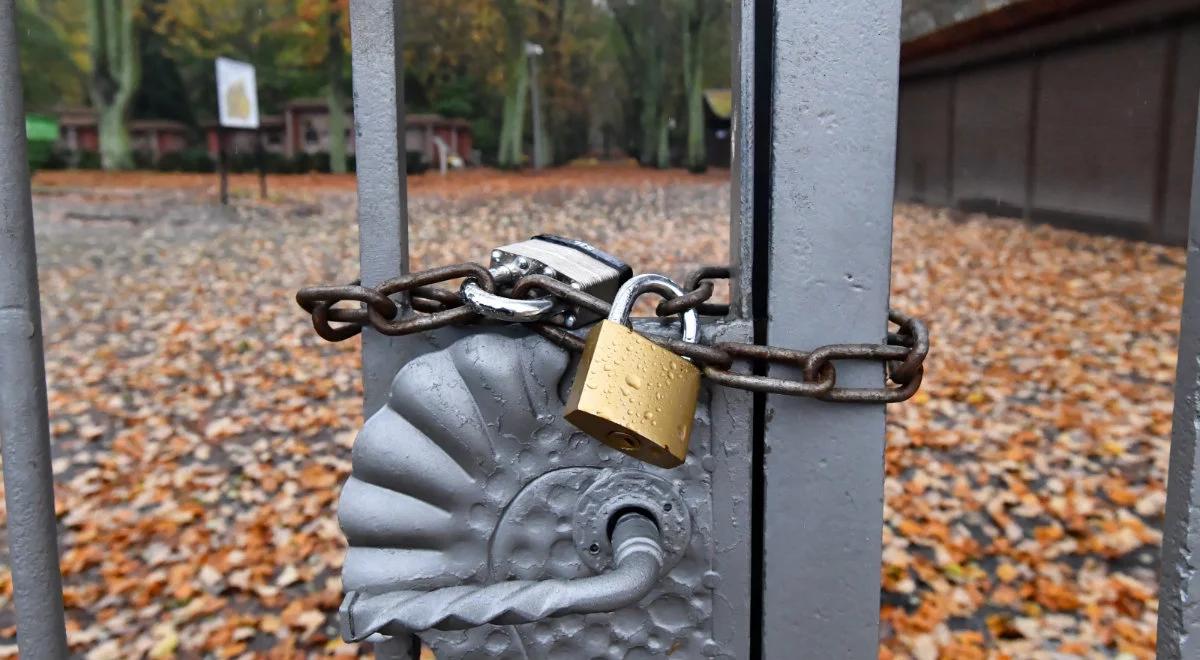 Przecinali kłódki na cmentarzu. Grozi im teraz do 8 lat więzienia