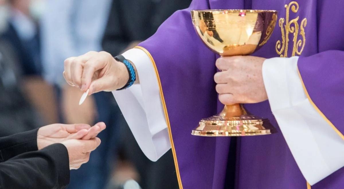 Komunia św. na rękę profanacją? Biskupi zabrali głos