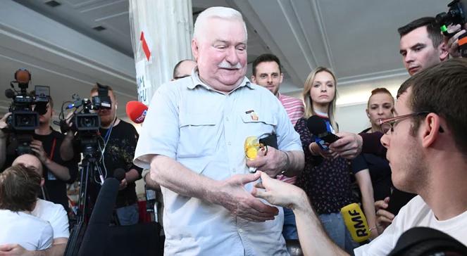 Lech Wałęsa w Sejmie wśród protestujących niepełnosprawnych. "Tylko zaszkodził"