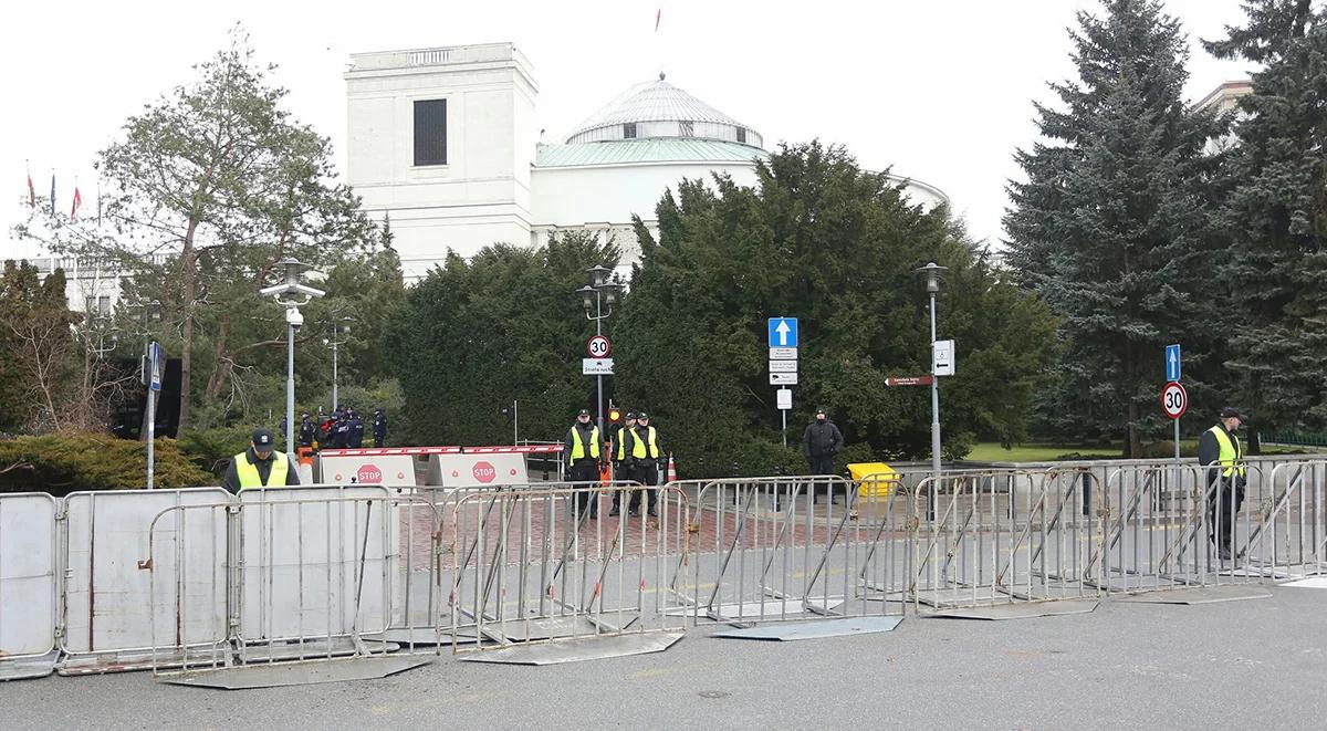 Posiedzenie klubu PiS przed powrotem do Sejmu. Informacja o ataku na posłanki