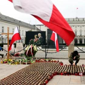 90. miesięcznica katastrofy smoleńskiej. Modlitwa przed Pałacem Prezydenckim