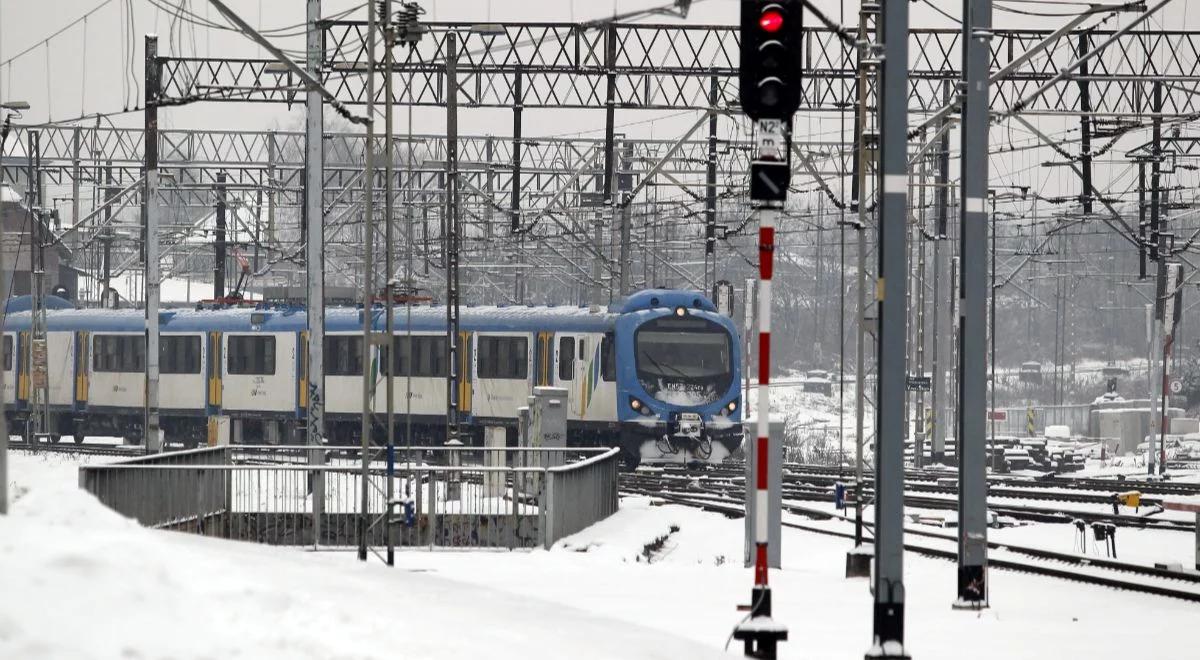 Sytuacja na kolei poprawia się, ale wciąż są opóźnienia. Kolejarze apelują do pasażerów