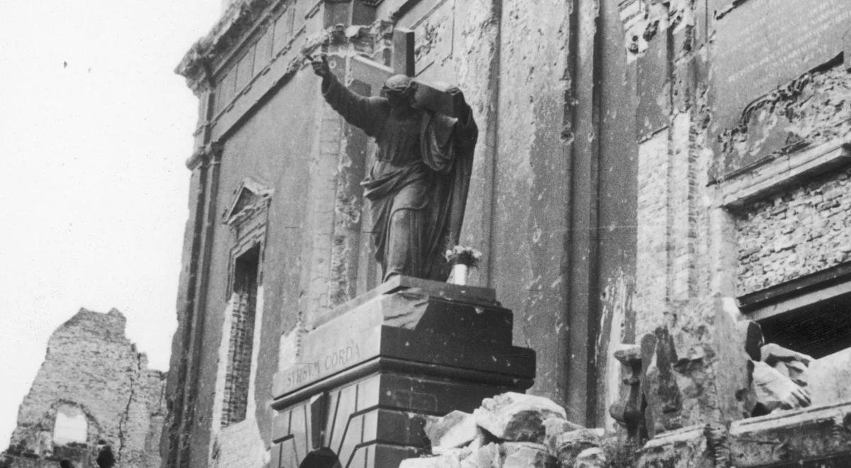 Figura Chrystusa przed kościołem Świętego Krzyża symbolem nadziei