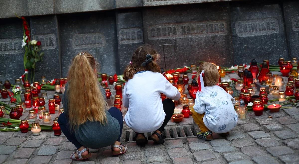 Między nami kobietami. Kobiety w Powstaniu Warszawskim