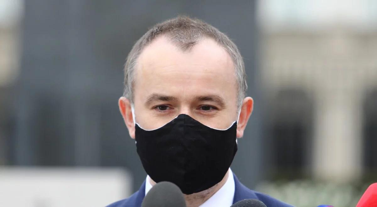 Mucha: jest szczyt zachorowań, nie mamy dziś takiej sytuacji, by aprobować wyprowadzanie ludzi na ulicę