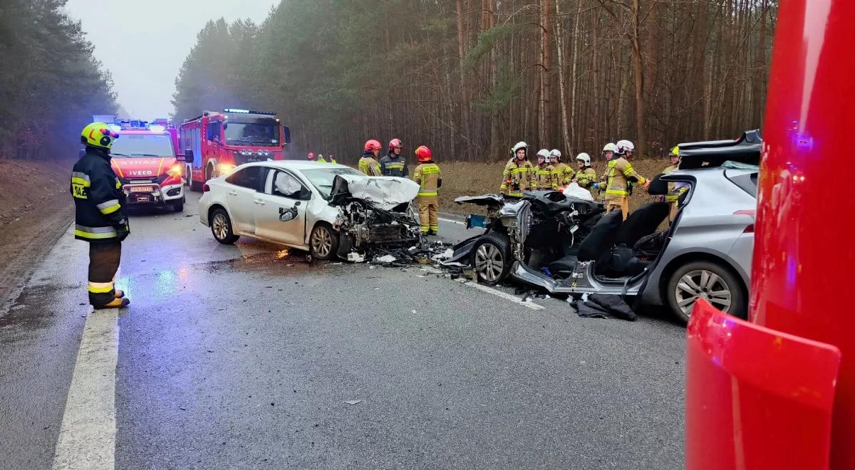 Wypadek w woj. świętokrzyskim. Poszkodowani w pułapce. Wydostali ich strażacy