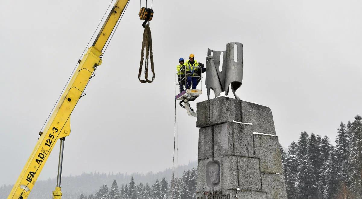 Zdemontowano pierwszy element pomnika gen. Świerczewskiego