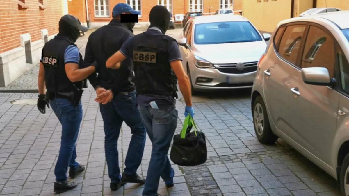 Fałszywe faktury na blisko pół miliarda, pieniądze schowane w pralce. CBŚP rozbiło VAT-owski gang