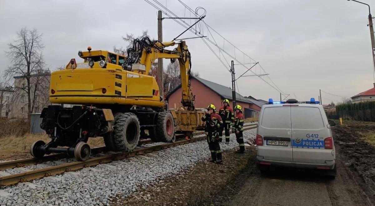 Niebezpieczne zdarzenie w Kętach. Koparka bez operatora pędziła po torach