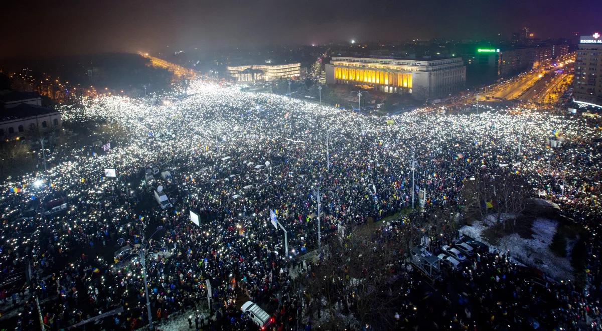 Rząd Rumunii wycofał się z ustawy. Protesty wciąż trwają