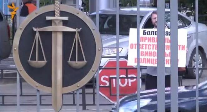 Rosyjski sąd jak izba tortur? 12 osób w klatce