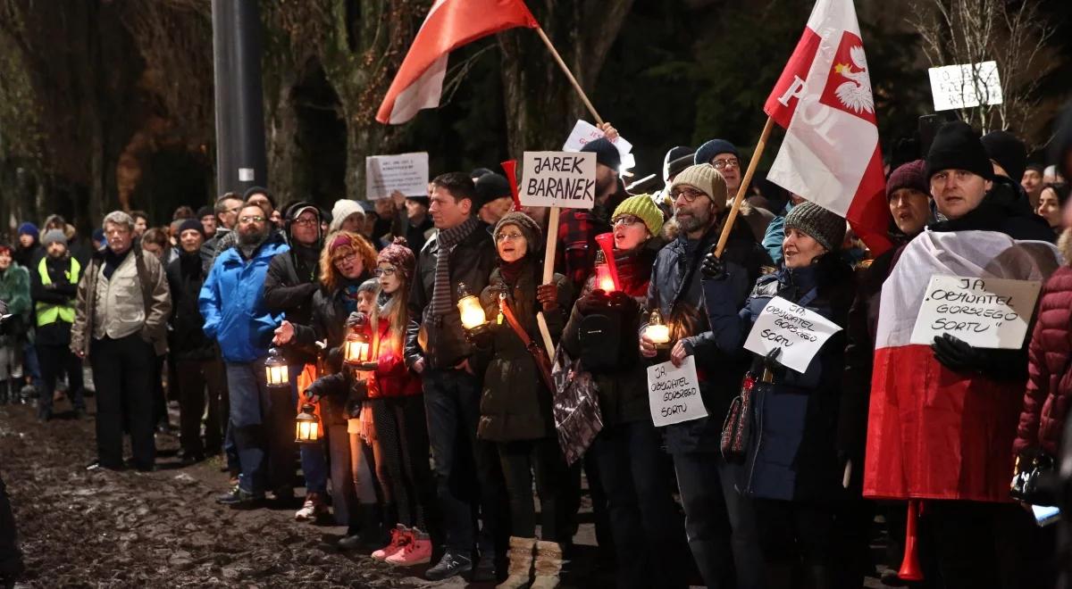  Manifestacja przed domem Jarosława Kaczyńskiego zwolenników i przeciwników PiS