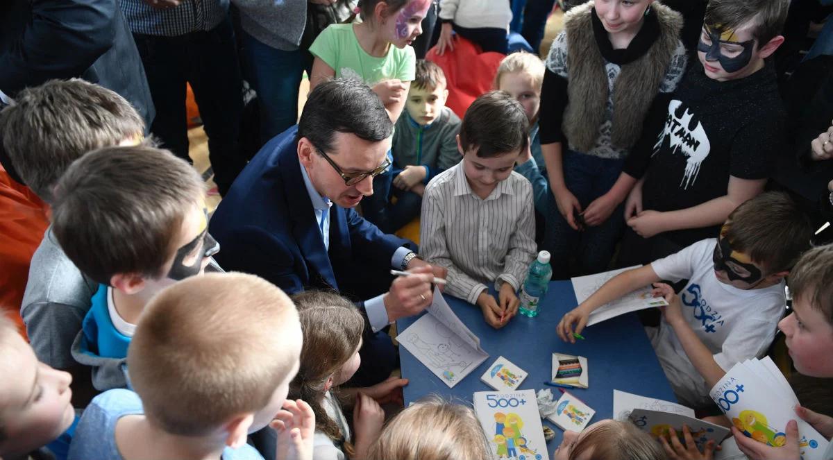 Premier Mateusz Morawiecki i minister Elżbieta Rafalska podsumowują dwa lata programu Rodzina 500+