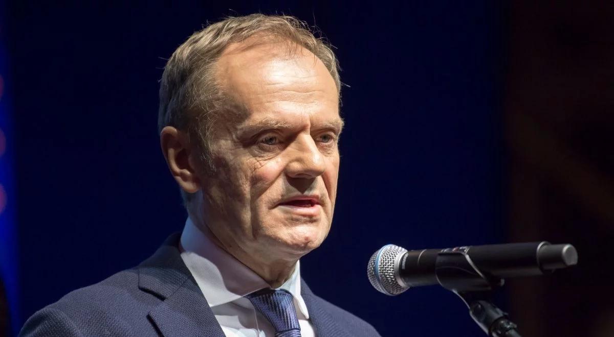 Donald Tusk skomentował profanację figury Chrystusa. Dostał odpowiedź