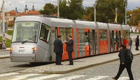 Zablokowali tory i pobili motorniczego. Mężczyzna trafił do szpitala