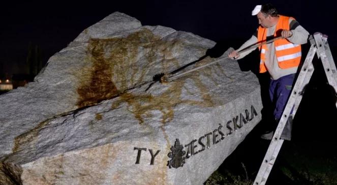 Kraków: skandal przed kanonizacją, papieski obelisk zniszczony