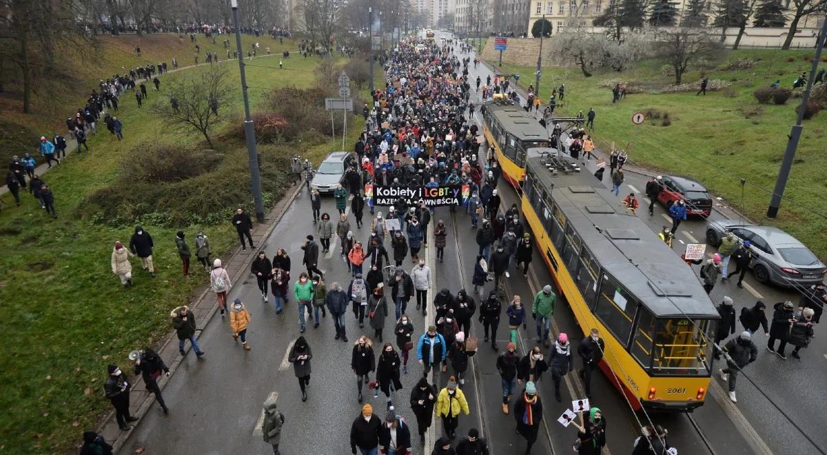 Atak na policję i wulgarne hasła na proteście Strajku Kobiet. Manifestanci przeszli przez centrum stolicy