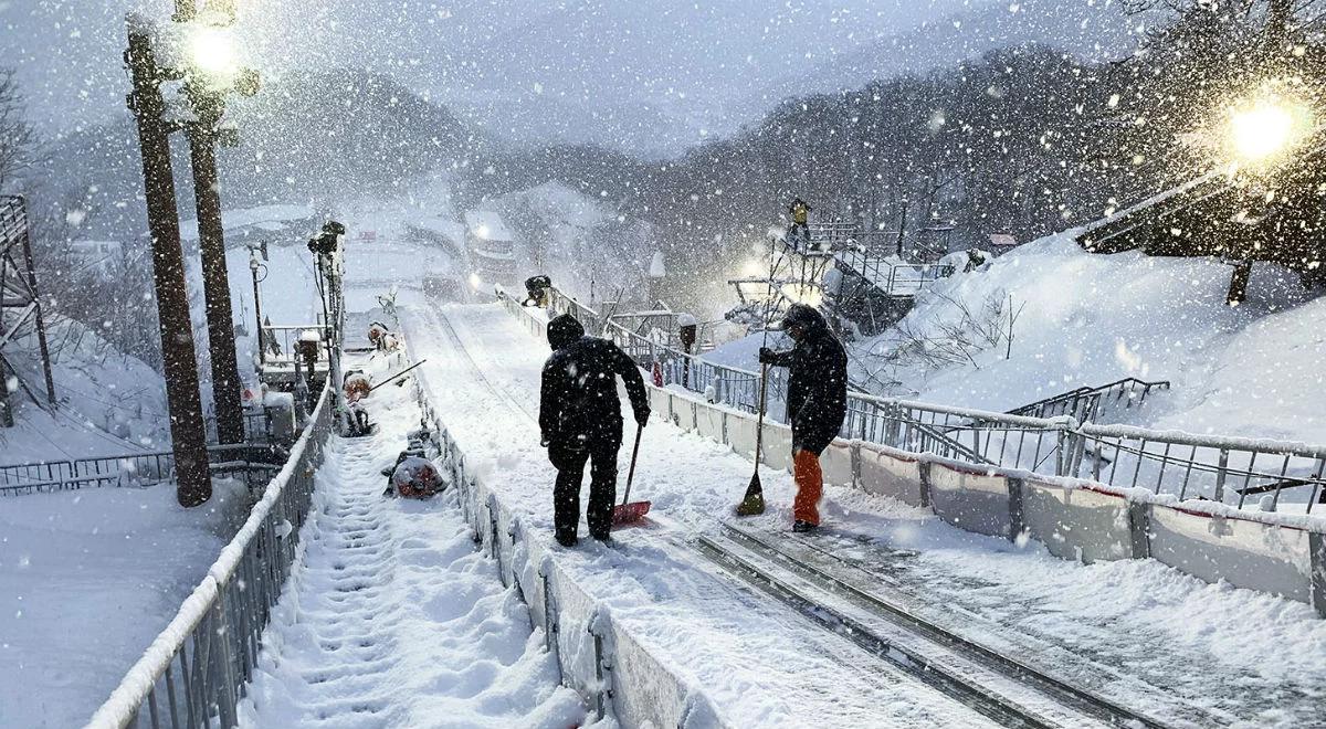 PŚ w skokach: powtórka z Titisee-Neustadt? Organizatorzy w Sapporo walczą ze śniegiem, sześciu Polaków w kwalifikacjach