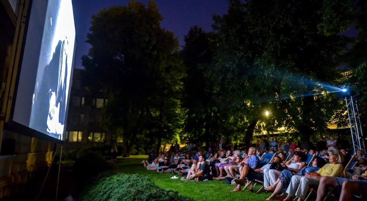 Kino w plenerze i w sieci, także dla dzieci. Wakacyjne seanse Filmoteki Narodowej