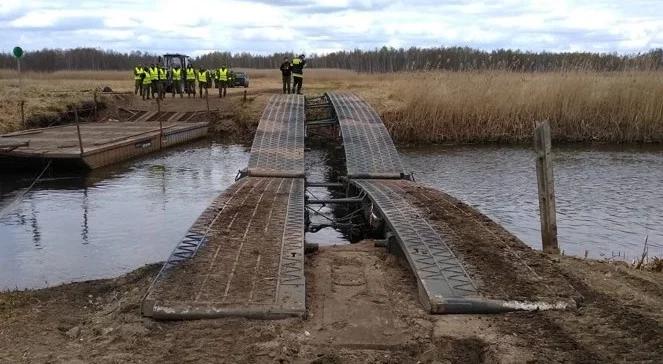 Dogaszanie pożaru nad Biebrzą. Żołnierze zakończyli budowę tymczasowego mostu