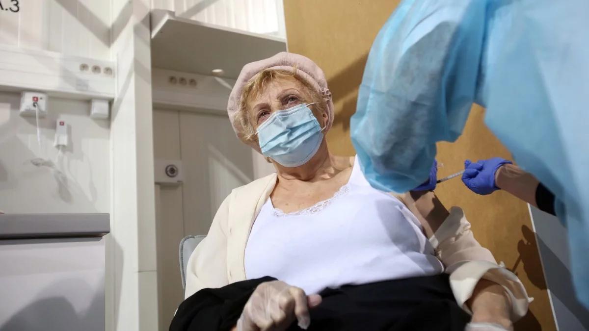 Powszechne szczepienia przeciwko COVID-19. Pierwszego dnia preparat otrzymało 65 tys. osób