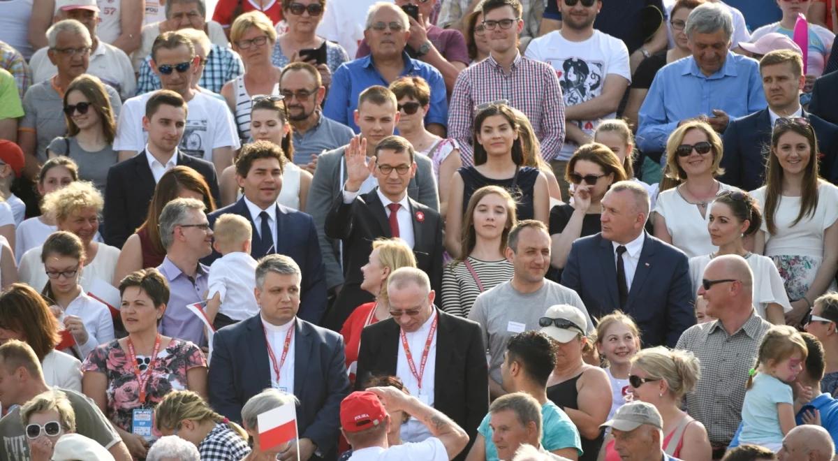 Premier: biało-czerwona flaga nie jest ani lewicowa, ani prawicowa