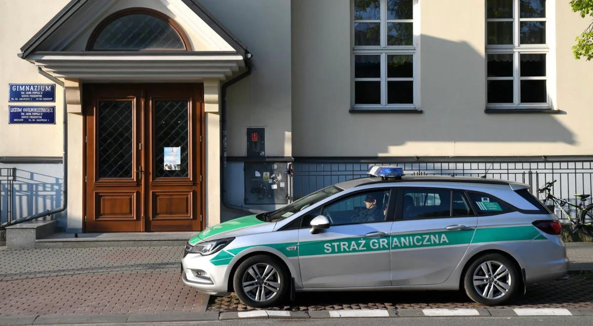 E-maile do szkół o bombach. Akcja zorganizowana czy spontaniczne "skrzyknięcie się"?