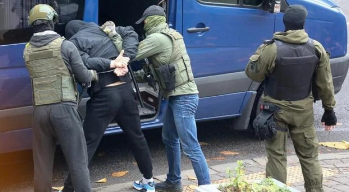 Służby Łukaszenki zatrzymują setki ludzi w całym kraju. Tłumaczą, że chodzi o "film"