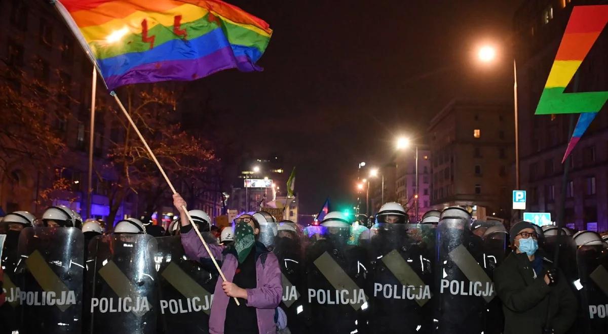 Protest Strajku Kobiet w centrum Warszawy. wPolityce.pl: frekwencyjna klapa