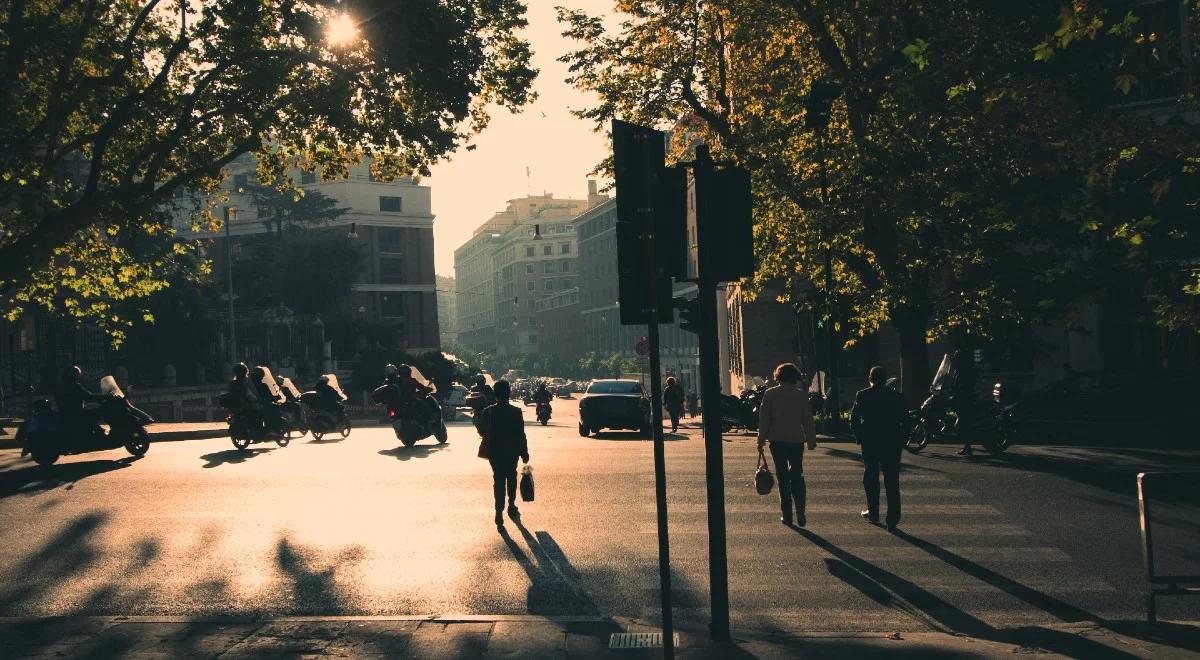 Upały nieco odpuszczą, ale w sobotę możliwe burze. Prognoza pogody na weekend