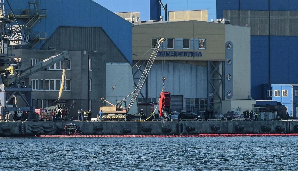 Gdynia: samochód wpadł do wody w kanale portowym. Nie żyje mężczyzna