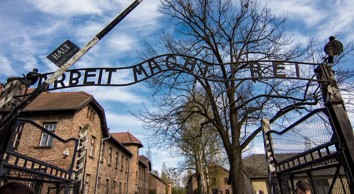 Napisy na barakach niemieckiego obozu koncentracyjnego Auschwitz II-Birkenau. Sprawą zajęła się policja