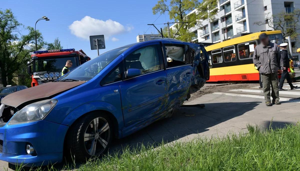 Warszawa: samochód wjechał w tramwaj. Dwie osoby ranne - kobieta w ciąży i dziecko