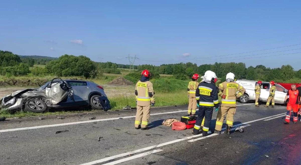 Świętokrzyskie: czołowe zderzenie busa z ciężarówką. Zginął kierowca