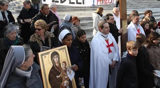 Papież abdykuje. Tłumy żegnają Benedykta XVI