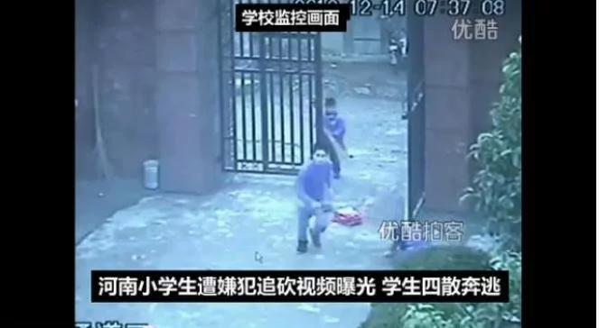 Mężczyzna zaatakował nożem dzieci w szkole (wideo)