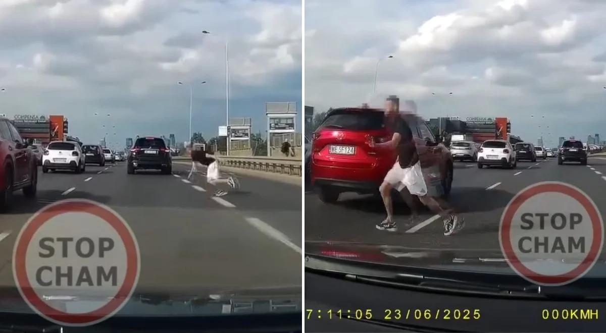 Skok przez barierkę i bieg na czas między autami. Sceny grozy w Warszawie