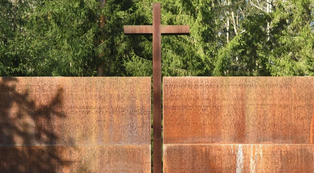 Hołd dla tych, którzy zginęli w katastrofie i ofiar sowieckiej zbrodni. Uroczystości w Katyniu i Smoleńsku