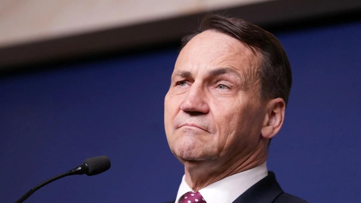 Sikorski zakpił ze słów Pieskowa o Polsce. "Powinniśmy docenić podpalenia"