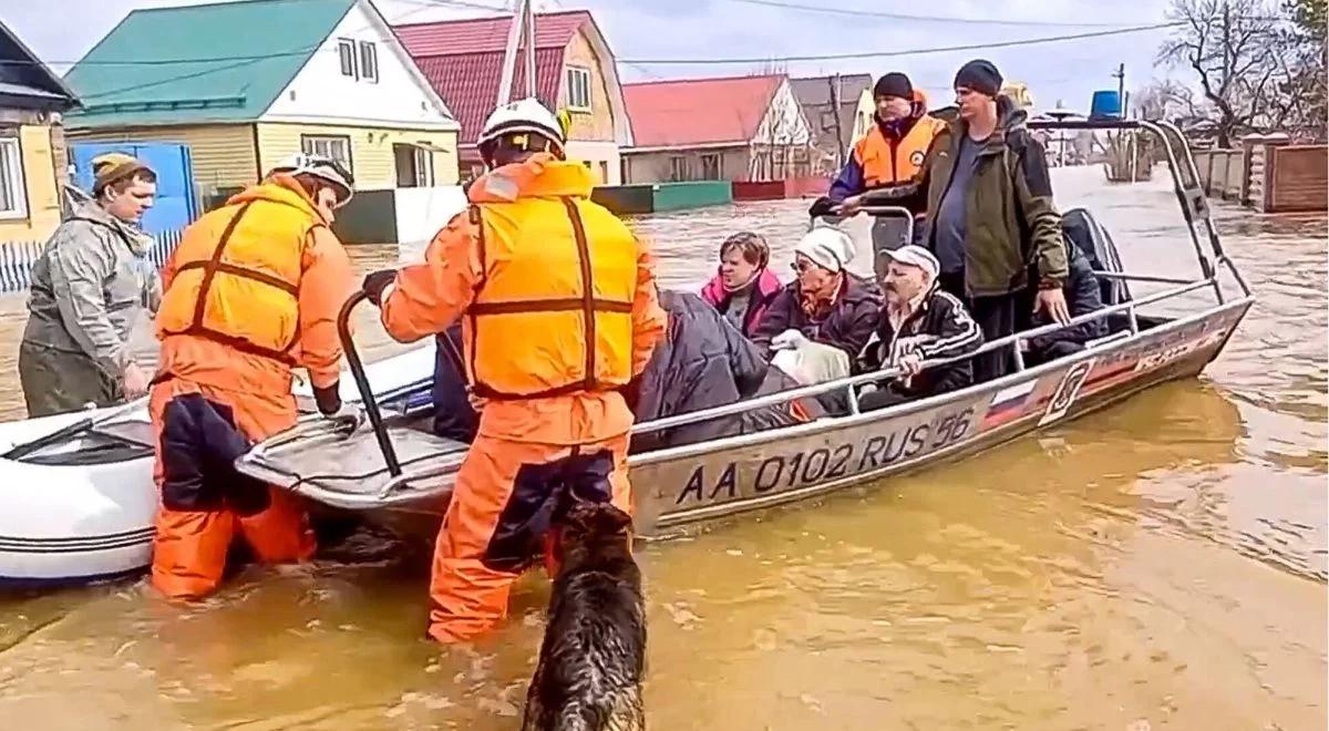 Przerwana tama w Rosji. Fala zalewa miejscowości, masowa ewakuacja