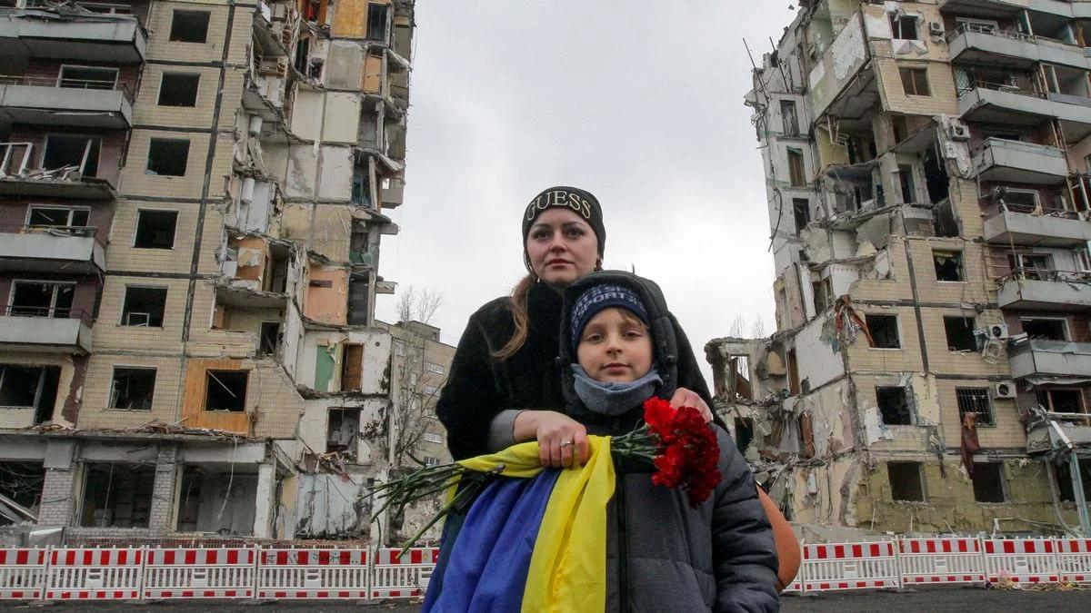 Rosyjski atak na blok w Dnieprze. Mieszkańcy wracają do ruin przepełnionych śmiercią i cierpieniem