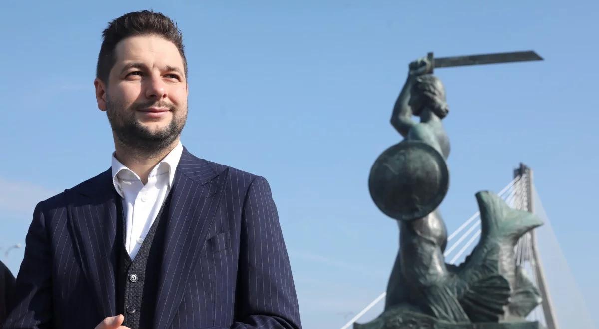Patryk Jaki zapowiada likwidację słupków przy miejscach parkingowych