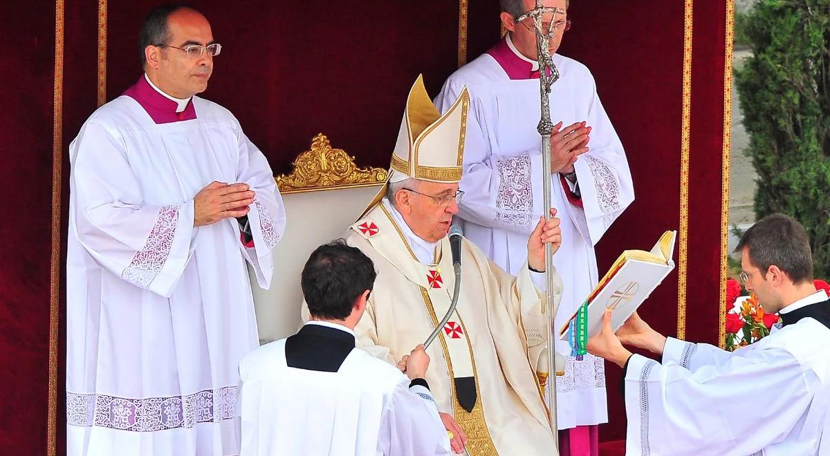 Papież Franciszek stanął w obronie św. Jana Pawła II. "Obraźliwe i bezpodstawne domysły"