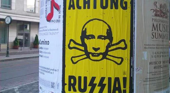 Referendum w Gietrzwałdzie z plakatem w tle